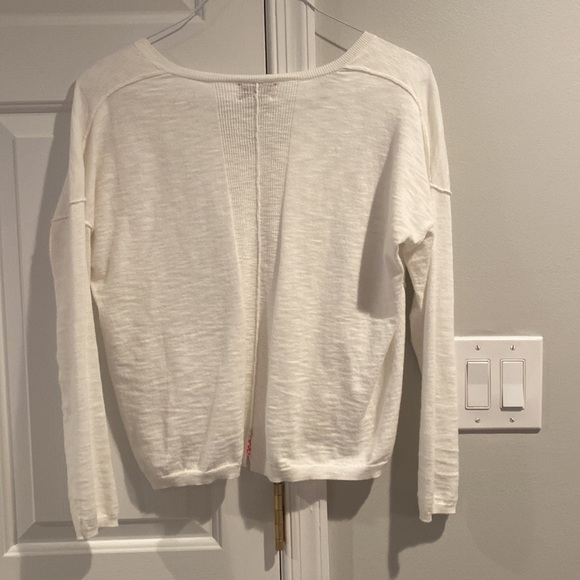 Label+Thread white vee top. - Picture 3 of 4